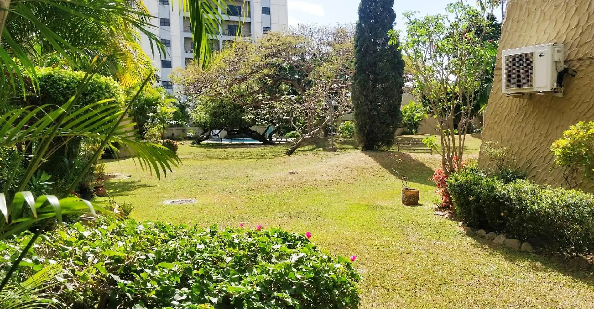 Apartment 1Br, 24Hr Security - City Charm With Poolside Peace Port of Spain
