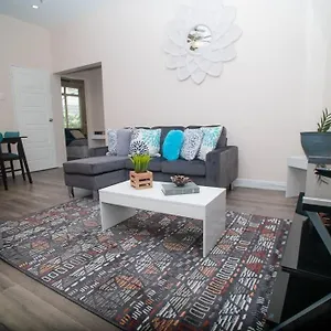 Raynebow Chateau - Chic Getaway Apartment