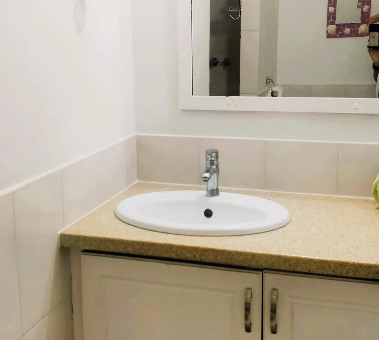 Appartement 1Br, 24Hr Security - City Charm With Poolside Peace Port of Spain